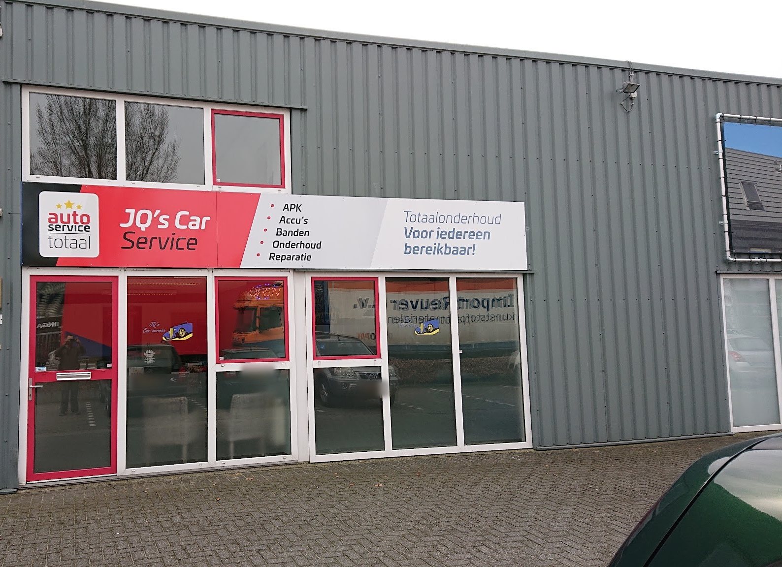 De gevel aan het Keizersveld met het rode bord van JQ's Car Service: APK, accu's, banden, onderhoud en reparatie